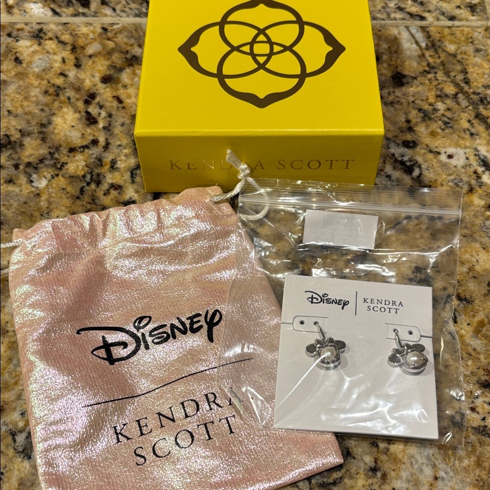 Kendra Scott Silver Minnie Mouse Earrings NEW with Box and storage sac